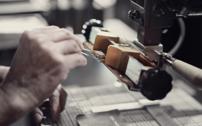 從代工到精品，新加坡文具品牌用皮革與紙張書寫價值新篇章